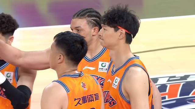 上海男篮逆转7连胜，王哲林只打12分钟，洛夫顿18+7 10人得分入账