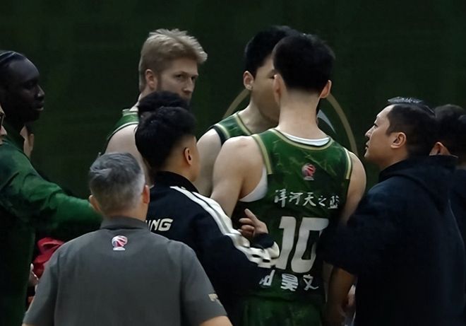 CBA罕见！队友之间发生激烈内讧，相互推搡 被主教练双双弃用