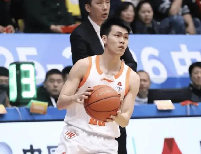 庞峥麟是真硬！末节独砍16分帮助球队险胜四川，救了易立一命！