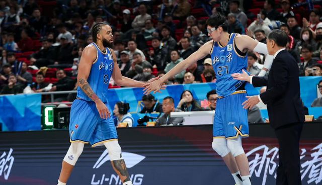 北京首钢13分大胜！许利民拿到4连胜，麦基9分10篮板，周琦23分
