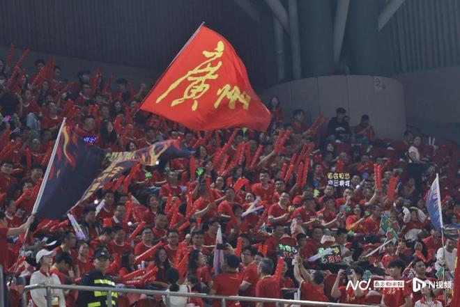 游客幸运中签粤BA揭幕战，感受广东篮球热潮后还想看粤超