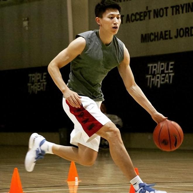 37岁男篮传奇人物：身家早已过亿，打20年拿5冠，是CBA现役常青树