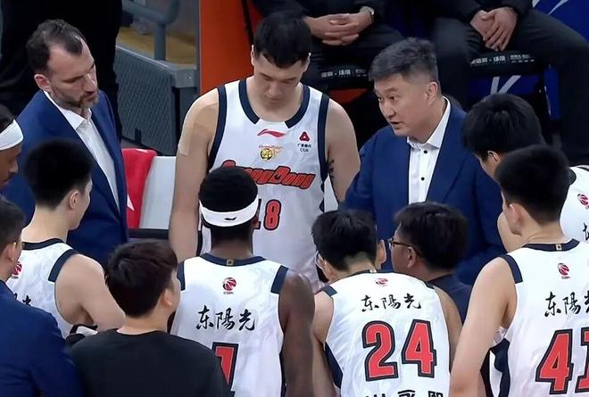 广东男篮大胜，张皓嘉正负值+49，陈家政亮眼 黄明依不受杜锋待见
