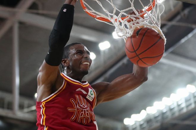 青岛险胜双杀山西：韦瑟斯庞35+6+6 吕俊虎19+10盖伊30分