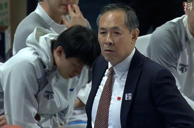 北京男篮外援倒反天罡！斯佩尔曼不满被换下，手指许利民骂骂咧咧