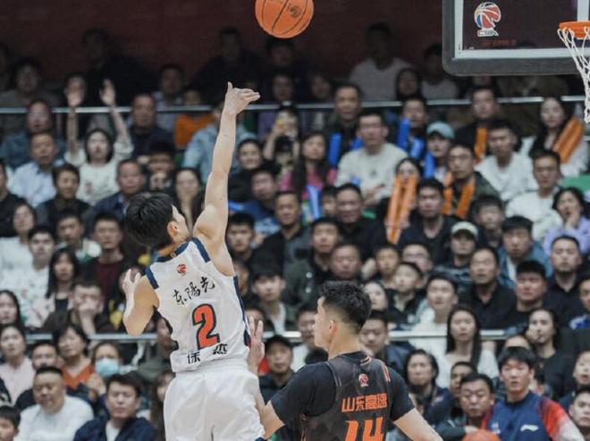 徐杰：困难时期要勇于站出来说话，而不是把球撇出去躲在一边