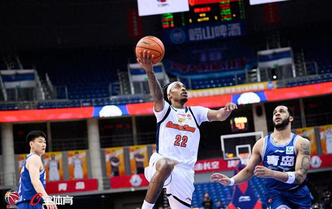 谁是逆转青岛的主导者？麦穗丰：不是43分的麦考尔，两人至关重要