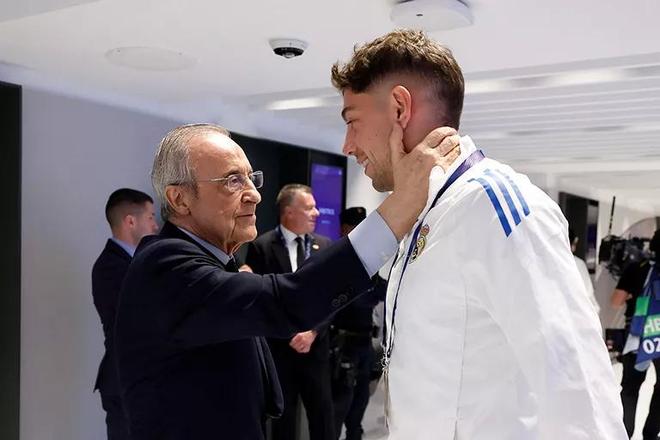 大战即将开始,老佛爷在球队抵达伯纳乌时迎接并鼓励了球员 大战即将开始,老佛爷在球队抵达伯纳乌时迎接并鼓励了球员