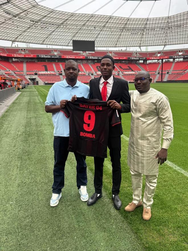 记者:勒沃库森已经签下18岁马里前锋恩吉库拉-邦巴 记者:勒沃库森已经签下18岁马里前锋恩吉库拉-邦巴