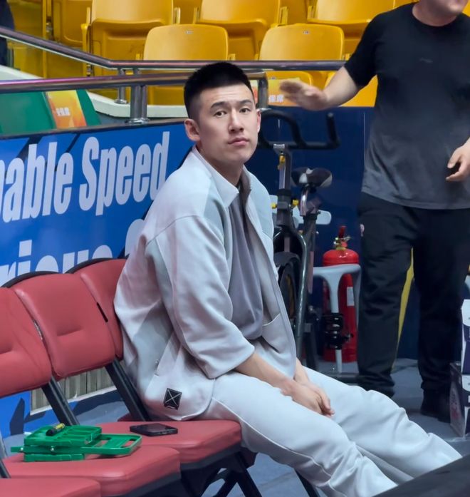 突发！付豪因背部伤势缺席比赛，李晓旭将顶替进入大名单！