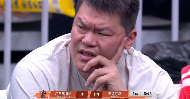 看了小崔炸裂封盖吓呆宁波外教的名场面，才发现胡队被杜锋坑惨了