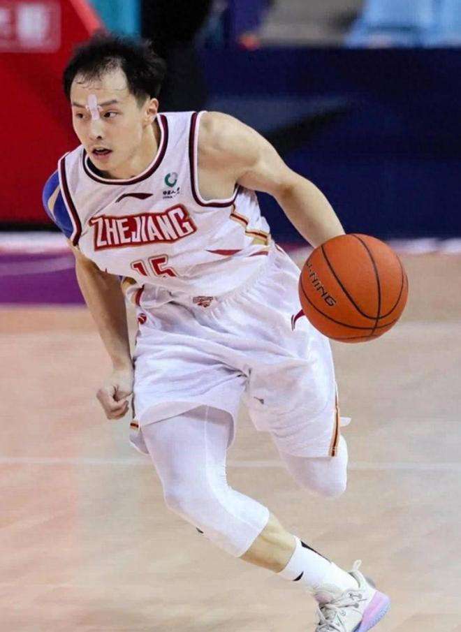 他是CBA幸运儿，场均仅4分，却拿600万顶薪，合同还有3年
