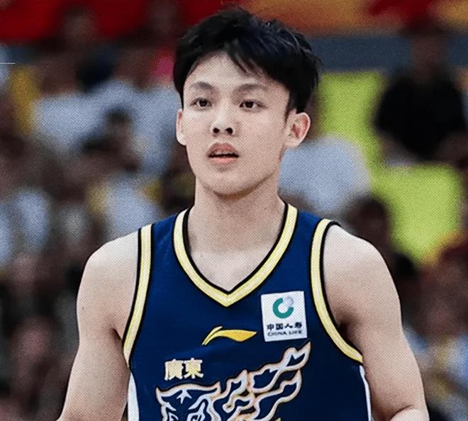 杜锋缺席外教4改变引称赞！徐杰崔永熙被用活，暂停画战术不呆板