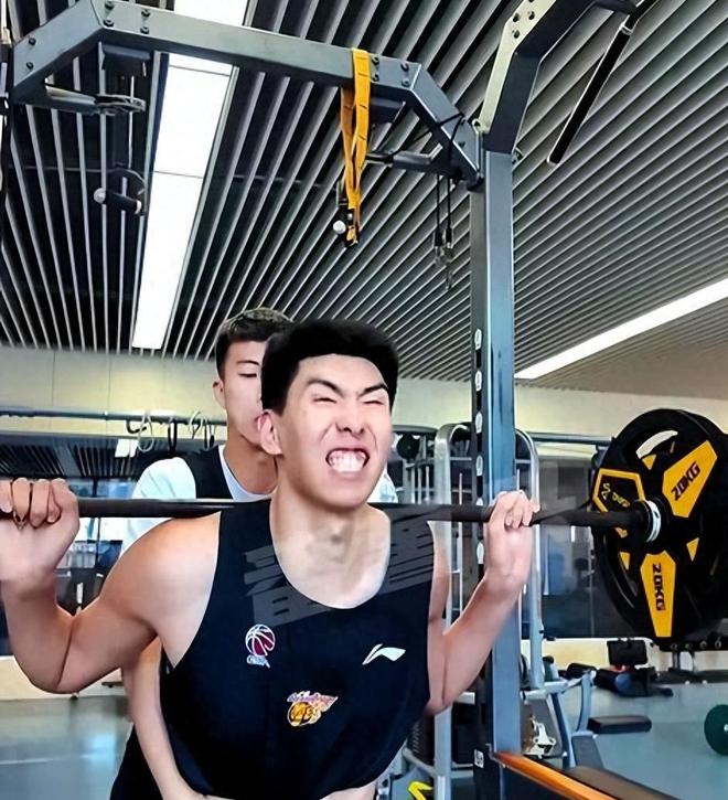 03年小将大杀四方，身高2.26m，五支NBA球队抢他，朱芳雨没看错人