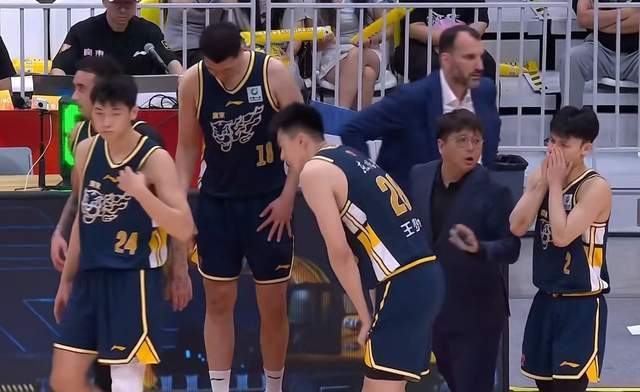 广东男篮3分险胜,徐杰27+5+4关键时刻显威,奎因26+8+4杜锋缺阵 广东男篮3分险胜,徐杰27+5+4关键时刻显威,奎因26+8+4杜锋缺阵