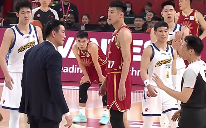 王博很生气！冲进场内质疑吹罚，被直接驱逐出场