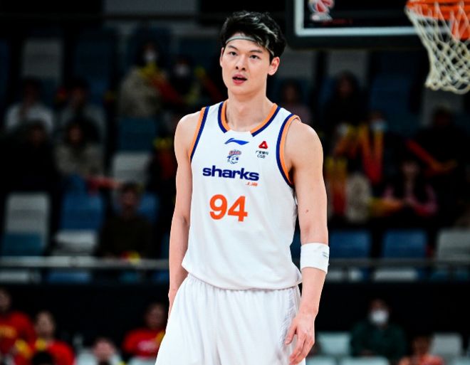 王哲林20+16上海险胜广州豪取20连胜 徐昕10+15伯顿36+10