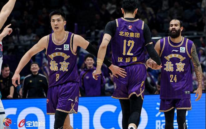 牛逼！30岁老将单场贡献8记盖帽，球迷怒赞：我靠，比徐昕还猛