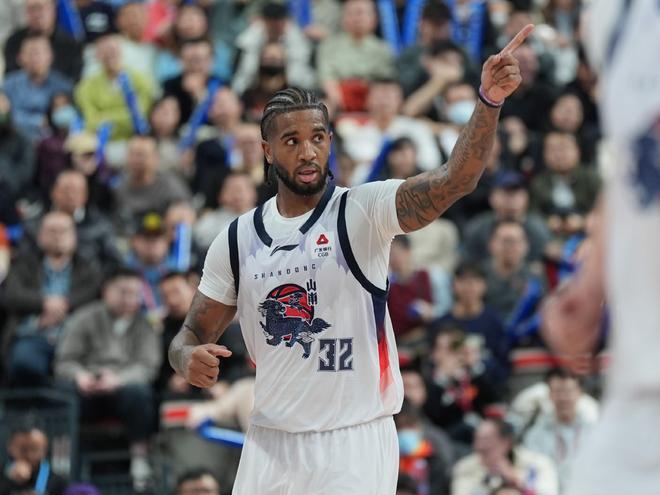 克里斯复出：山东男篮迎接季后赛的强心针