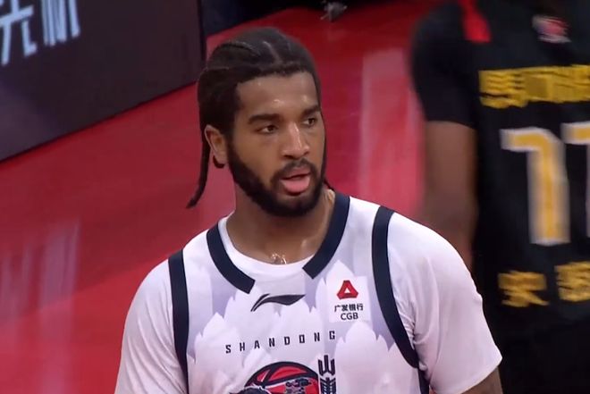 山东男篮爆冷击败深圳，5人获得高评分，高诗岩缺席略显尴尬