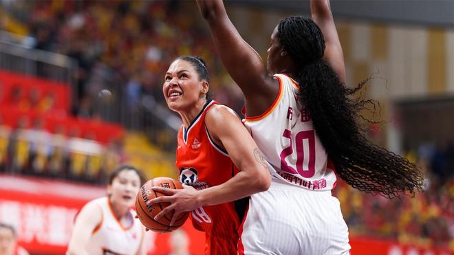 女篮三冠豪门冲击第4冠！2米中锋制霸变胜负手，另一24岁奇兵崛起