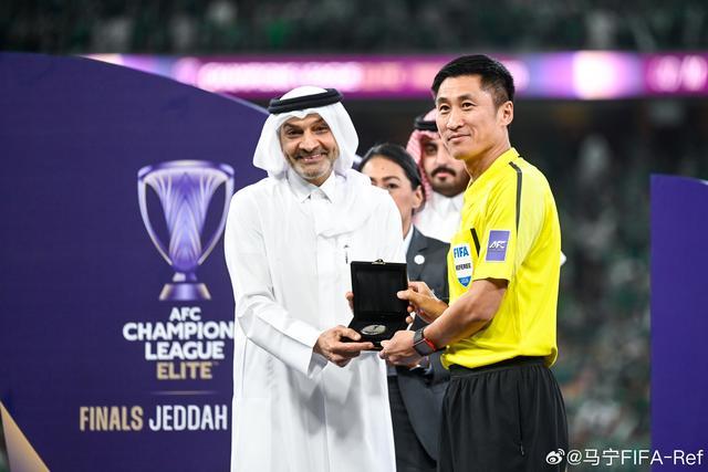 马宁社媒分享自己回国的消息，并获得参与亚冠决赛执法的奖牌