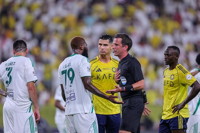 41岁C罗再获MVP 霸气伸出5指 回击亚冠冠军球迷挑衅：我有5座欧冠