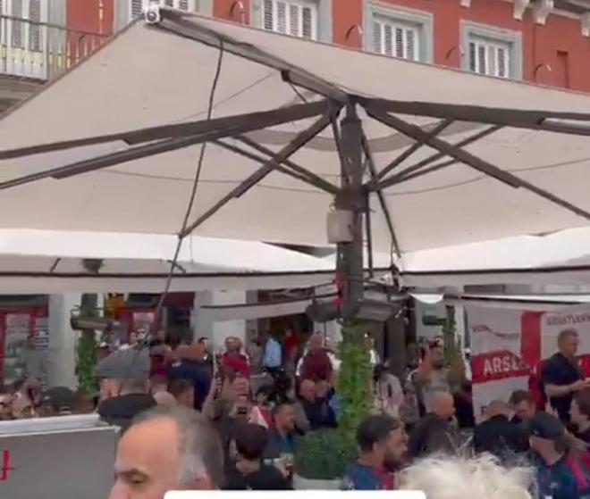 远征马德里的枪手球迷唱歌嘲讽热刺：我们踢欧冠，你们踢英冠