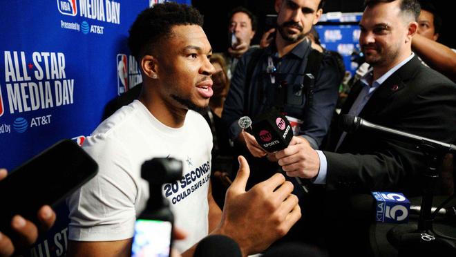 雄鹿队字母哥问记者：钱对我毫无意义，重要的是胜利，你会怎么做