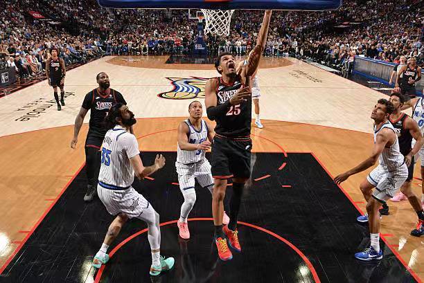 常规赛表现相当不错，但76人锋线新星在附加赛中的状态并不理想？