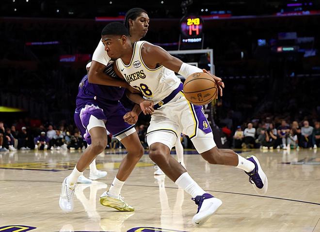 又一次打出高分表现，湖人在季后赛中必须要增加锋线大将的球权？