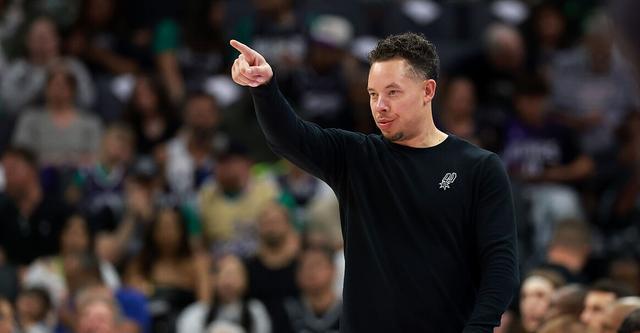 米奇：文班与球队的沟通良好 希望我们能继续进步