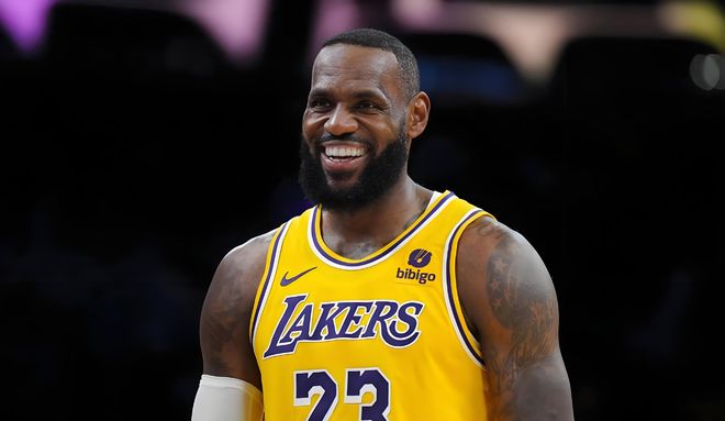 曝詹姆斯下赛季愿降薪留队！帮湖人解决里夫斯续约三巨头喜迎蜕变