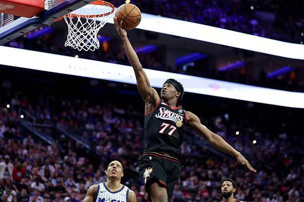 超高的成熟度！76人后场新秀即使手感平平也能够起到巨大的作用？