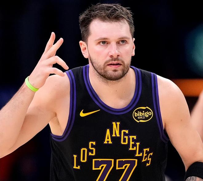 42分5板12助0失误！东契奇一战刷爆多项NBA纪录，三分王有悬念了