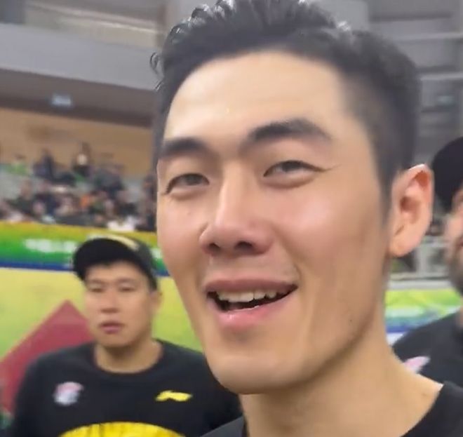 上海夺冠采访！刘铮直指吃饺子，小偰大谈回暖，卢伟功劳让给球员