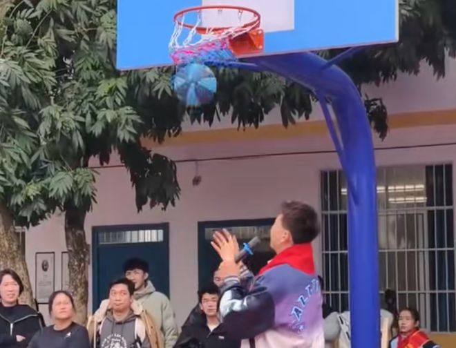 崔永熙回家乡!做公益走进校园,打野球身体状况变好,即将复出了 崔永熙回家乡!做公益走进校园,打野球身体状况变好,即将复出了