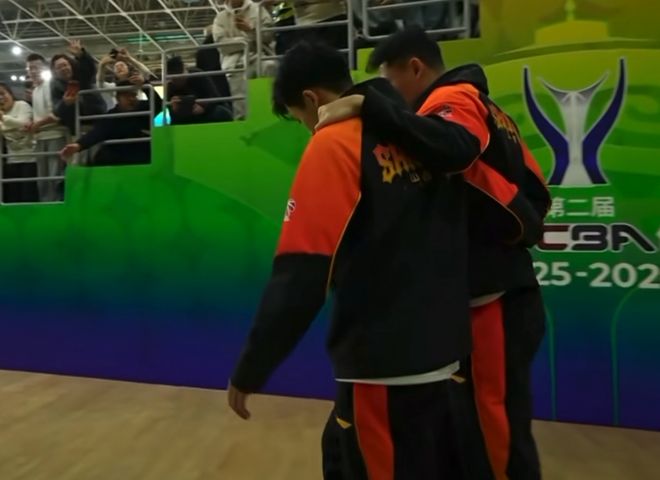 杯赛颁奖！山西全队情绪不高，洛夫顿获MVP，卢伟王哲林举奖杯！