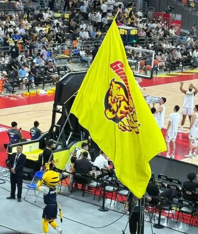 广东宏远正式改名!新冠名有意思,杜锋点名崔永熙,徐杰又秀恩爱 广东宏远正式改名!新冠名有意思,杜锋点名崔永熙,徐杰又秀恩爱