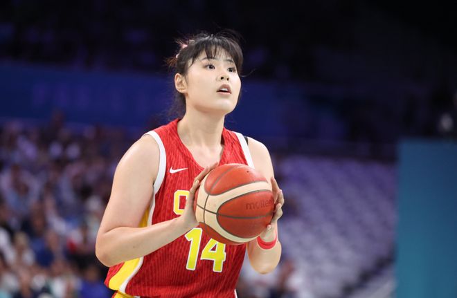 中国女篮81-68！李月汝戴护膝原因曝光，媒体人：韩旭作用比她大