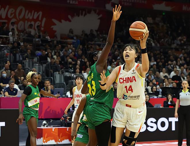 又美又能打！李月汝归来轰21+11，中国女篮三大中锋闪耀无解