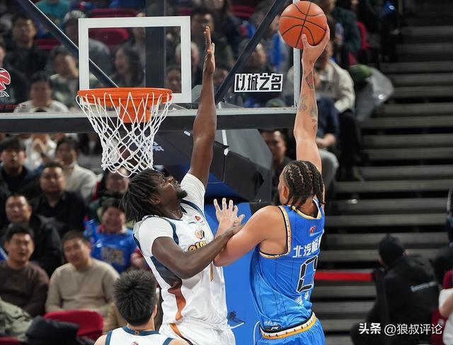 CBA生涯首秀！麦基12中5得12分6板3助 连续“举火烧天”引关注