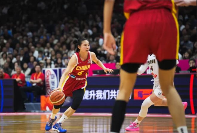 输15分！女篮功勋0分5失误却被原谅，球迷：这队友欧文来了都没用