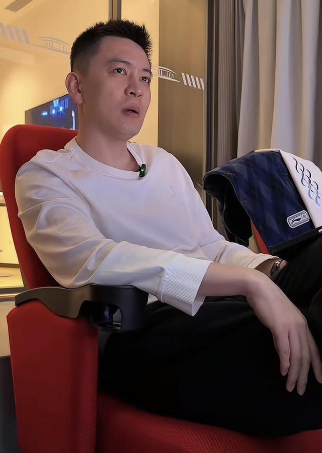 杨鸣又看辽篮比赛心系母队!主教练画像也仍然保留,他还会回来吗 杨鸣又看辽篮比赛心系母队!主教练画像也仍然保留,他还会回来吗