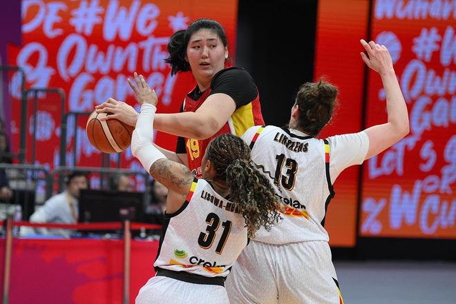 中国队15分惨败！被比利时锋线群上课，球迷怀念两人，老帅后悔吗