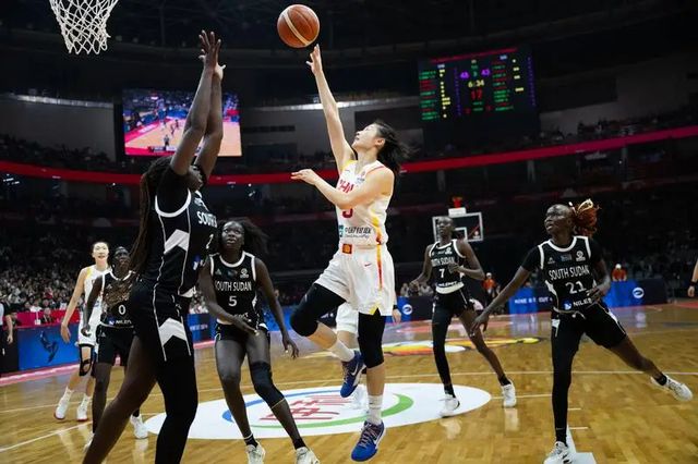 中国女篮距离世界杯很近了，但是宫鲁鸣距离下课也很近了