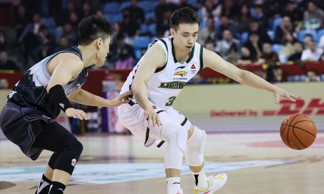 辽宁VS广州胜负难料!赵继伟渴望完成救赎,徐昕缠斗莫兰德 辽宁VS广州胜负难料!赵继伟渴望完成救赎,徐昕缠斗莫兰德