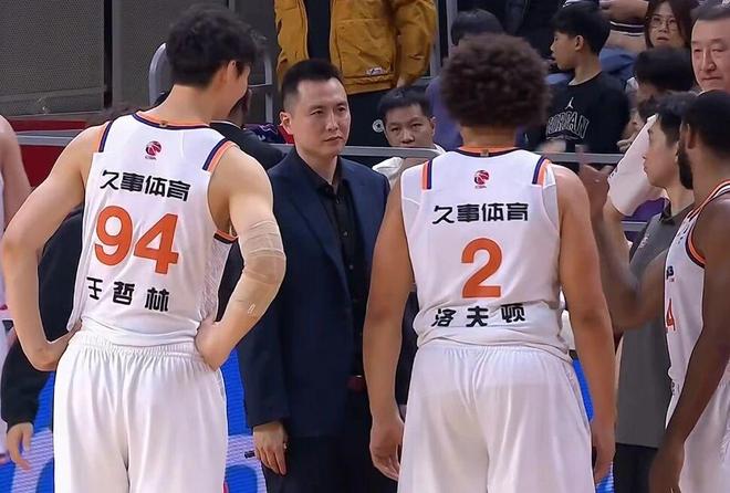 上海男篮14连胜，卢伟赛后发言体现智慧，洛夫顿引卢伟不满被喷！