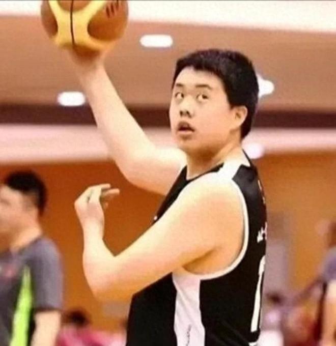 原来他是王治郅儿子，身高超2米，在成都上大学，如今已放弃篮球