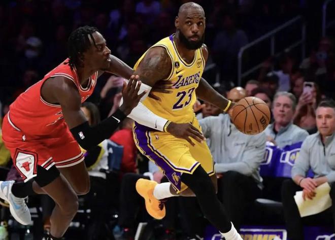 詹姆斯:东里持球我就努力抢板、接球,为球队我愿做任何牺牲 詹姆斯:东里持球我就努力抢板、接球,为球队我愿做任何牺牲